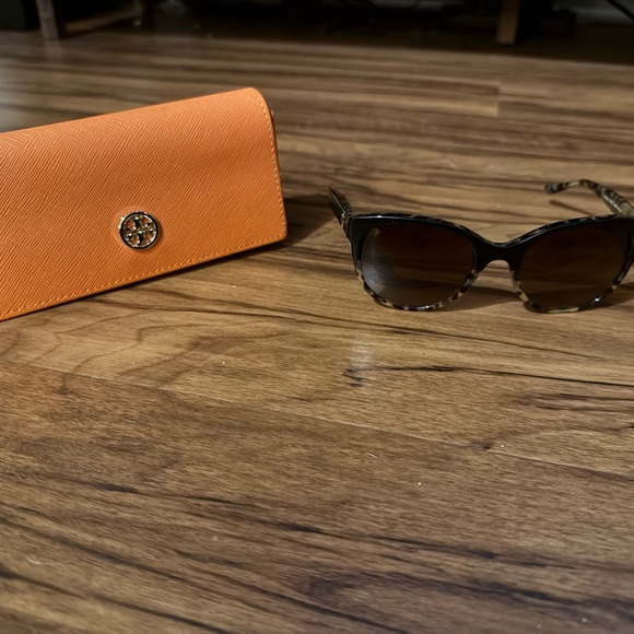 Tory Burch Tortoise Sunglasses with Bold Orange Case - Picture 1 of 3
